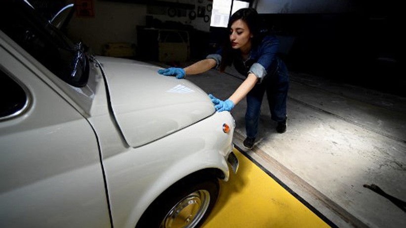 Perempuan Cantik Ini Belajar Merakit Mobil Fiat 500 dari YouTube - Bagian 4