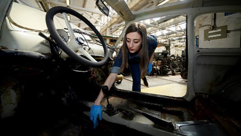 Perempuan Cantik Ini Belajar Merakit Mobil Fiat 500 dari YouTube - Bagian 2