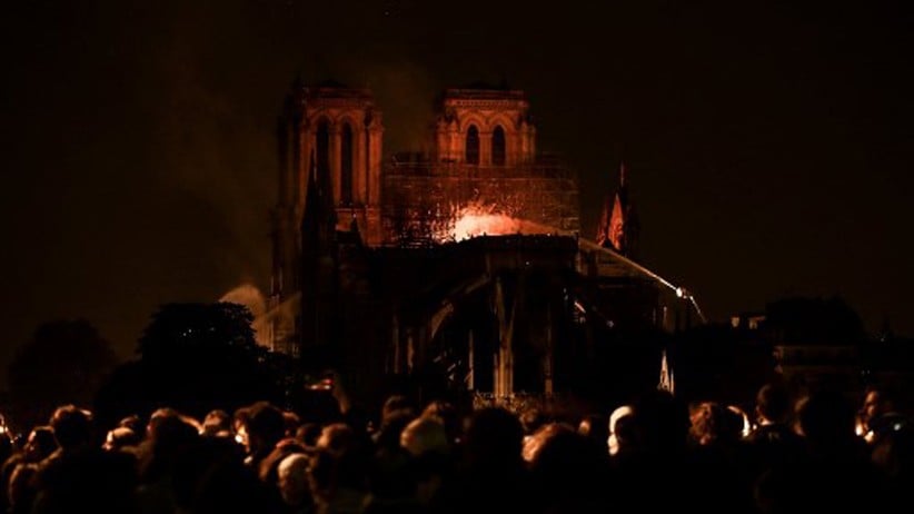Foto-Foto Gereja Katedral Notre Dame Paris Hangus Dilalap Api - Bagian 5