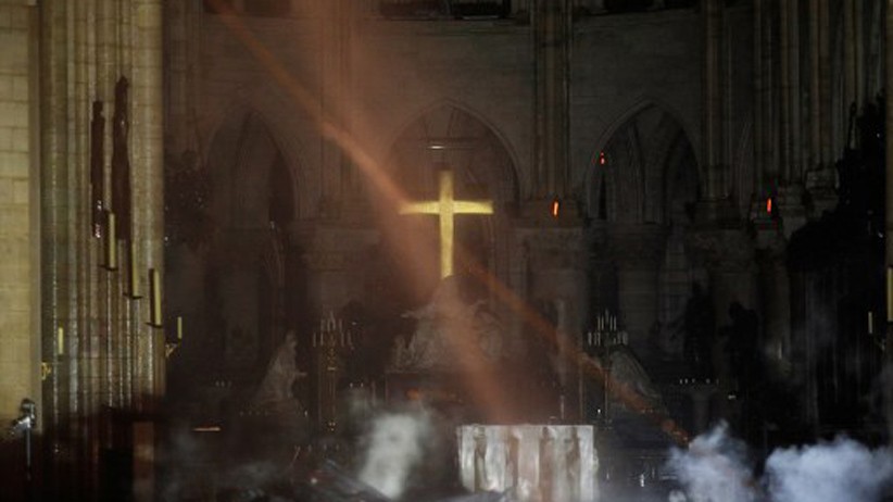 Foto-Foto Gereja Katedral Notre Dame Paris Hangus Dilalap Api - Bagian 3