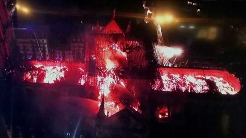 Foto-Foto Gereja Katedral Notre Dame Paris Hangus Dilalap Api - Bagian 4