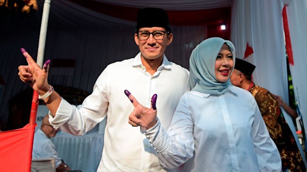 Foto-Foto Prabowo-Sandi Pamer Jari Bertinta Usai Mencoblos - Bagian 2