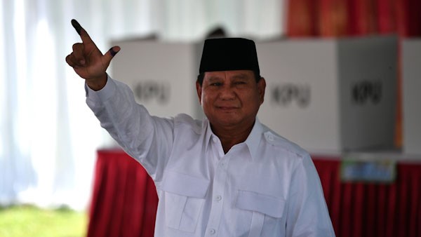 Foto-Foto Prabowo-Sandi Pamer Jari Bertinta Usai Mencoblos - Bagian 1