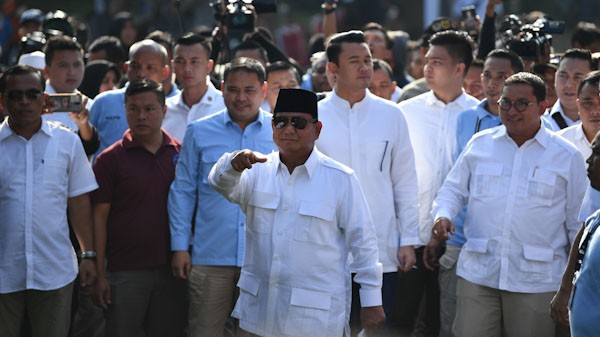 Foto-Foto Prabowo-Sandi Pamer Jari Bertinta Usai Mencoblos - Bagian 3