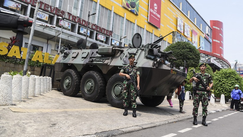 Prajurit TNI Jaga Kawasan Perekonomian Glodok Jadi Target Selfie Warga - Bagian 3
