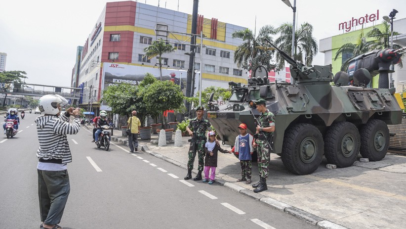 Prajurit TNI Jaga Kawasan Perekonomian Glodok Jadi Target Selfie Warga - Bagian 2