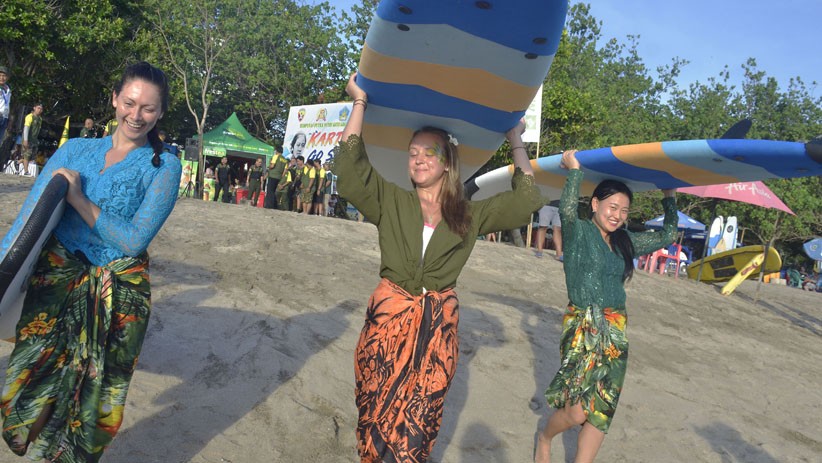 Peringati Hari Kartini, Bule-Bule di Bali Pakai Kebaya saat Beselancar Peringati Hari Kartini, Bule-Bule di Bali Pakai Kebaya saat Beselancar
