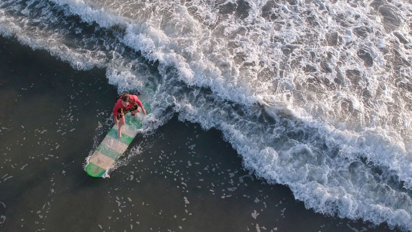 Peringati Hari Kartini, Bule-Bule di Bali Pakai Kebaya saat Beselancar Peringati Hari Kartini, Bule-Bule di Bali Pakai Kebaya saat Beselancar