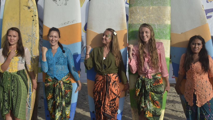 Peringati Hari Kartini, Bule-Bule di Bali Pakai Kebaya saat Beselancar - Bagian 2