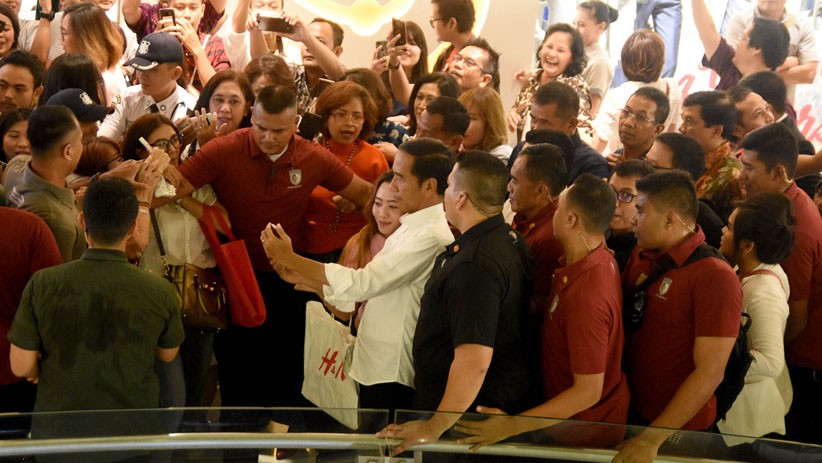 Jokowi Makan Siang di Mal Grand Indonesia, Pengunjung Berebut Selfie - Bagian 2