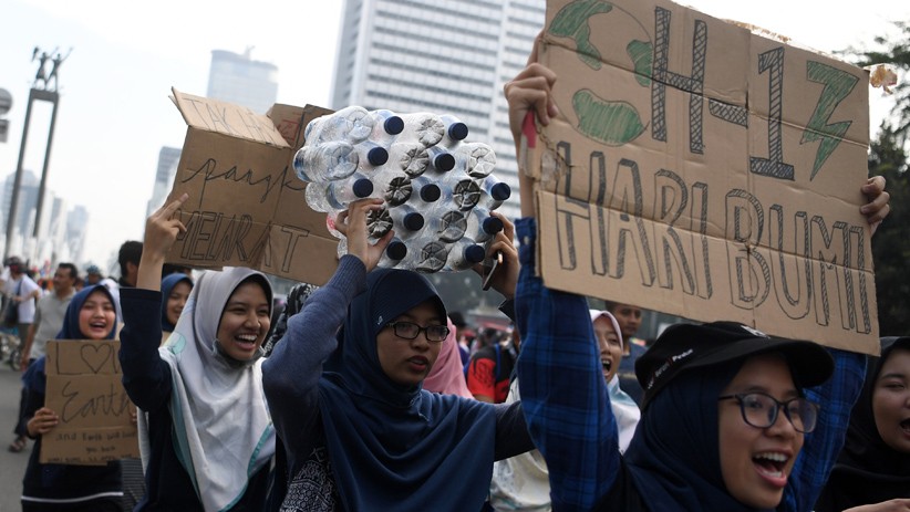 Mahasiswa UI Bawa Botol Plastik dan Bibit Pohon Peringati Hari Bumi - Bagian 1