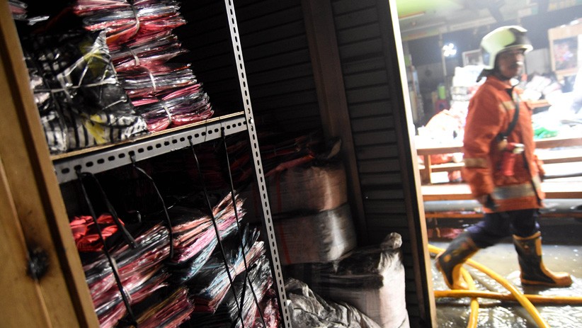 Kebakaran di Gudang Baju Blok C Pasar Tanah Abang - Bagian 1