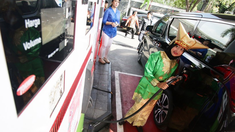 Sambut Hari Kartini, Petugas SPBU Pakai Busana Adat Tradisional - Bagian 2