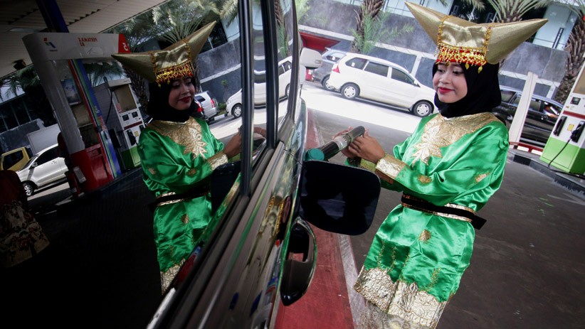 Sambut Hari Kartini, Petugas SPBU Pakai Busana Adat Tradisional - Bagian 1
