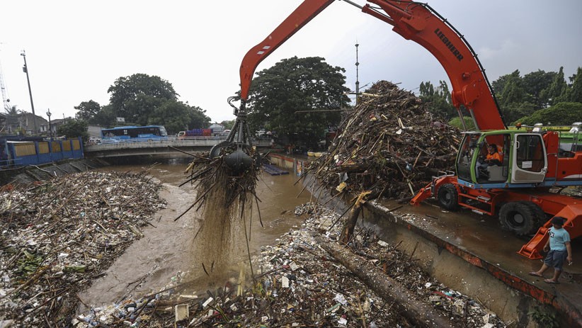 Intensitas Hujan Tinggi, Sampah Menumpuk di Pintu Air Manggarai - Bagian 2