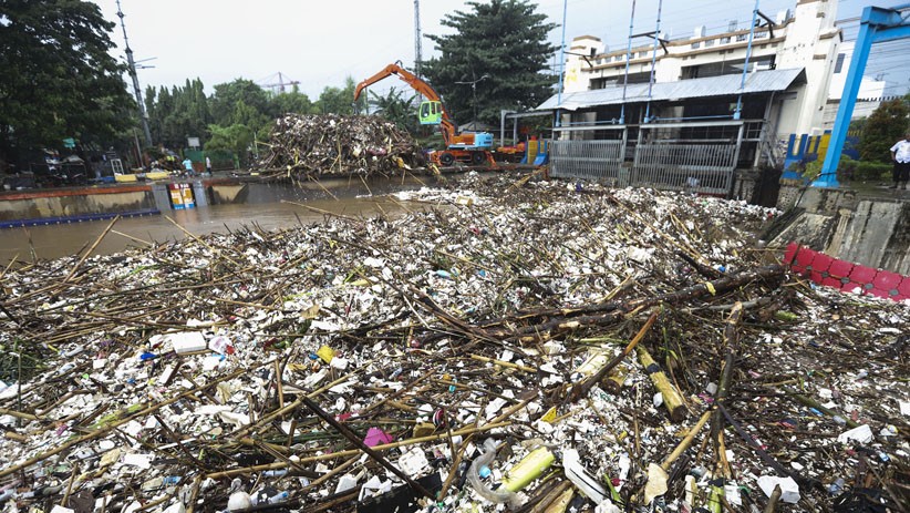 Intensitas Hujan Tinggi, Sampah Menumpuk di Pintu Air Manggarai - Bagian 1