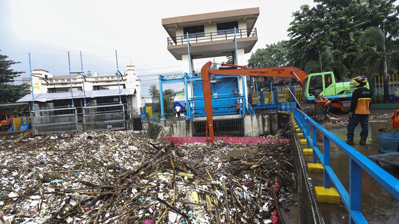 Intensitas Hujan Tinggi, Sampah Menumpuk di Pintu Air Manggarai - Bagian 3