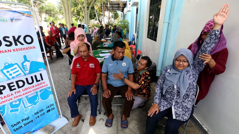 Mahasiswa UM Surabaya Berikan Layanan Fisioterapi untuk Petugas KPPS