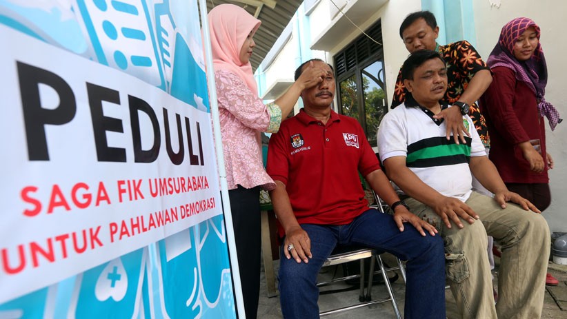 Mahasiswa UM Surabaya Berikan Layanan Fisioterapi untuk Petugas KPPS