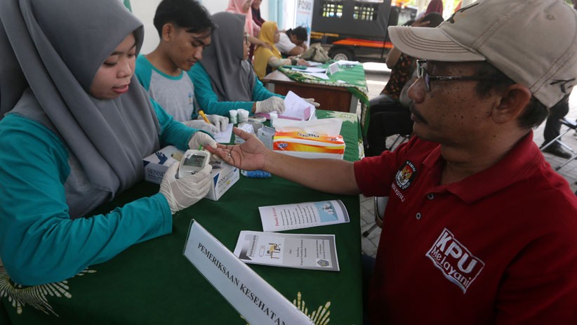 Mahasiswa UM Surabaya Berikan Layanan Fisioterapi untuk Petugas KPPS