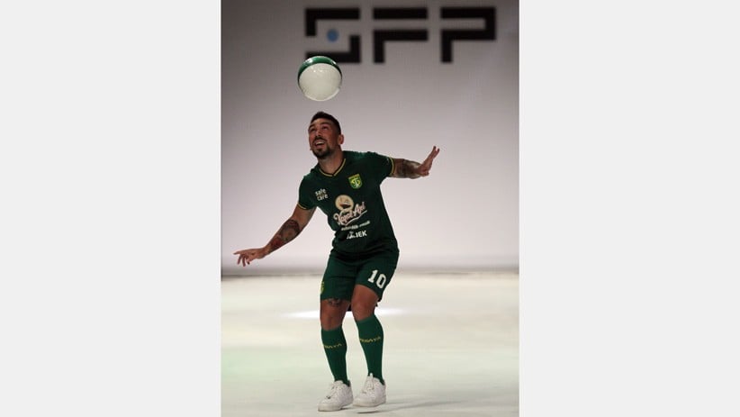 Gaya Pemain Persebaya Surabaya Peragakan Kostum Baru Liga 1 - Bagian 2