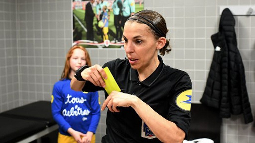 Inilah Stephanie Frappart, Wasit Perempuan Pertama Pimpin Laga Ligue 1 - Bagian 4
