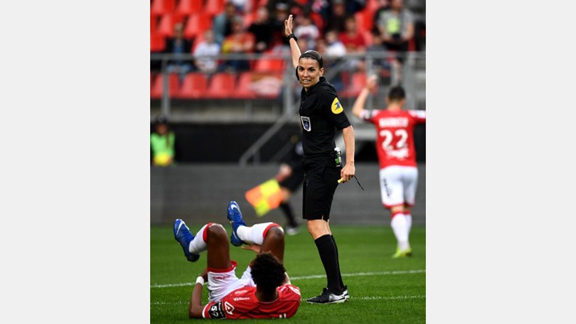 Inilah Stephanie Frappart, Wasit Perempuan Pertama Pimpin Laga Ligue 1 - Bagian 2