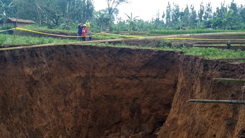 Begini Kondisi Lubang Raksasa di Area Persawahan Sukabumi
