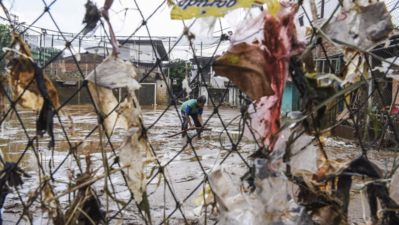 Warga Bersihkan Sisa Lumpur Pascabanjir Rawajati - Bagian 2