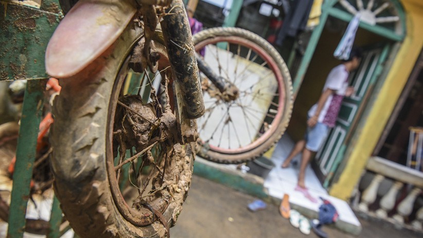 Warga Bersihkan Sisa Lumpur Pascabanjir Rawajati - Bagian 4