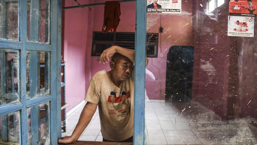 Warga Bersihkan Sisa Lumpur Pascabanjir Rawajati - Bagian 1