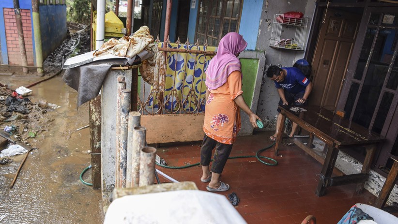 Warga Bersihkan Sisa Lumpur Pascabanjir Rawajati - Bagian 3