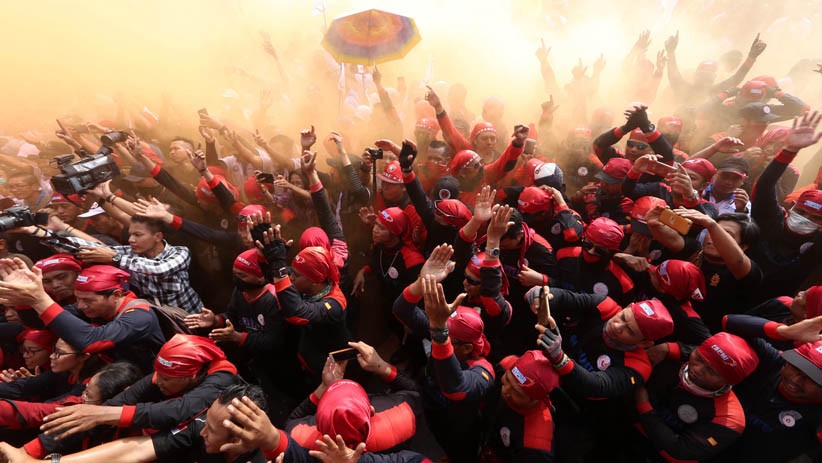 Gubernur Khofifah Temui Massa Aksi May Day di Jawa Timur