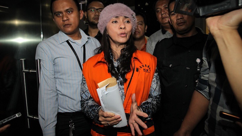 Bupati Talaud Pakai Rompi Tahanan KPK dan Borgol Tangan - Bagian 2