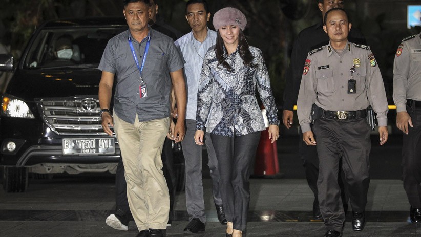 Senyum Bupati Talaud Sri Wahyumi Maria Manalip saat Kena OTT KPK - Bagian 2