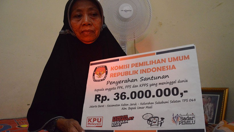 KPU Berikan Santunan kepada Keluarga Petugas KPPS yang Meninggal Dunia - Bagian 2