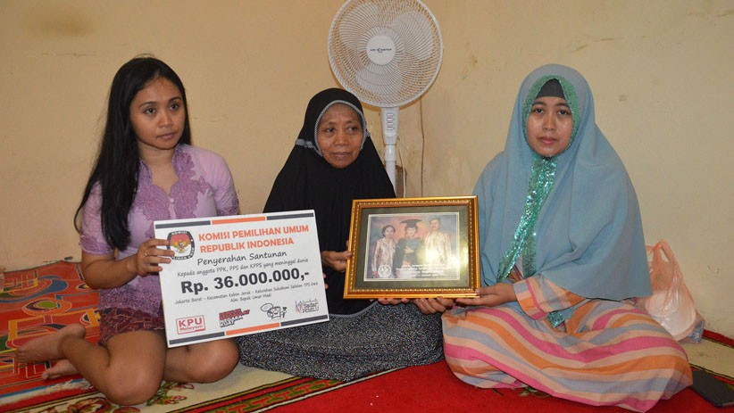 KPU Berikan Santunan kepada Keluarga Petugas KPPS yang Meninggal Dunia - Bagian 1