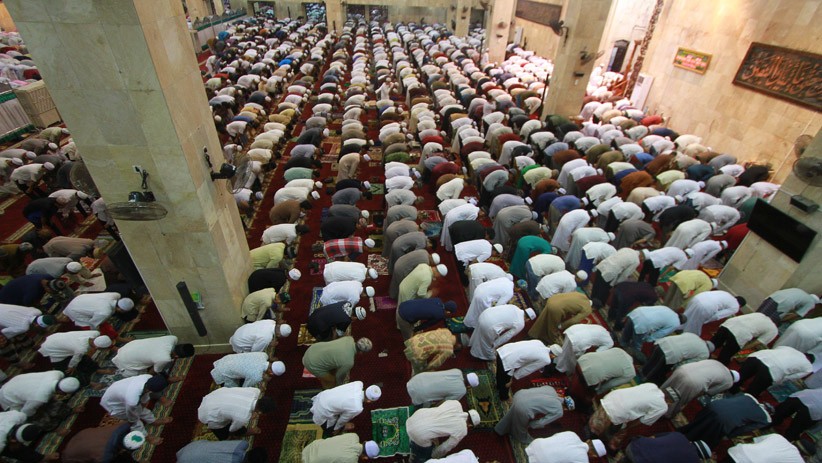 Hari Pertama Salat Tarawih, Masjid-Masjid Dipenuhi Jamaah - Bagian 2