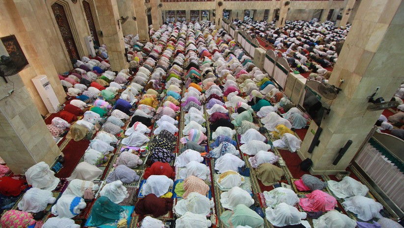 Hari Pertama Salat Tarawih, Masjid-Masjid Dipenuhi Jamaah - Bagian 3