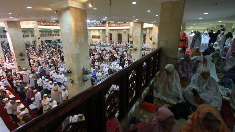Hari Pertama Salat Tarawih, Masjid-Masjid Dipenuhi Jamaah - Bagian 1