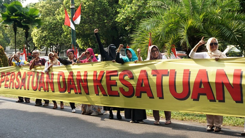 Aksi Emak-Emak Pendukung Prabowo-Sandi Pasang Spanduk Damai di KPU - Bagian 2