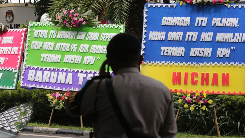 KPU Kebanjiran Karangan Bunga Dukungan sebagai Penyelenggara Pemilu - Bagian 4