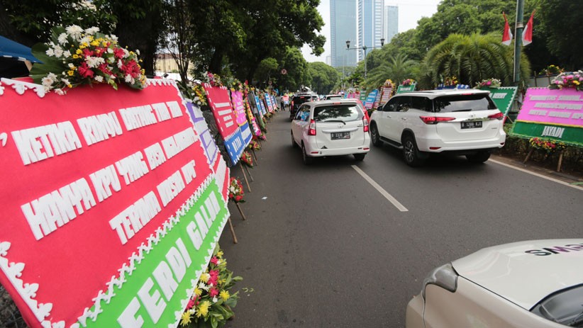 KPU Kebanjiran Karangan Bunga Dukungan sebagai Penyelenggara Pemilu - Bagian 1