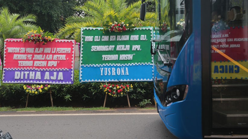 KPU Kebanjiran Karangan Bunga Dukungan sebagai Penyelenggara Pemilu - Bagian 5