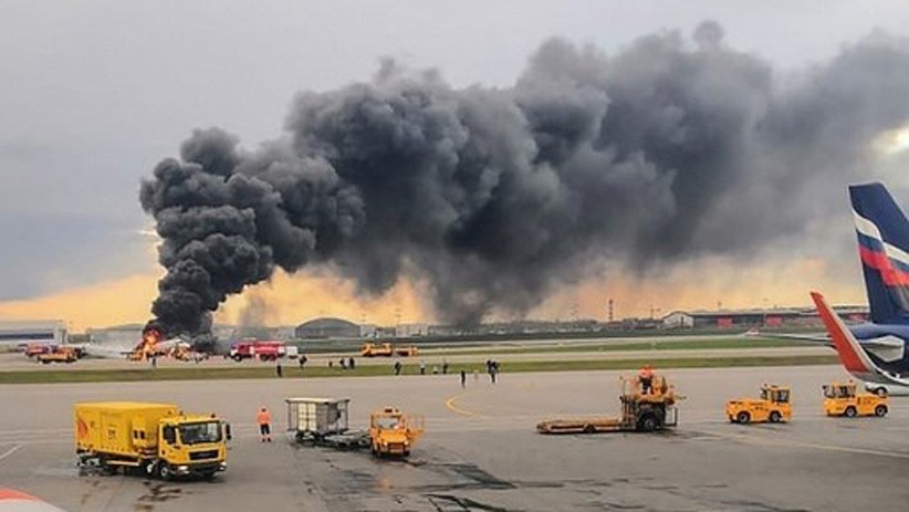 Pesawat Rusia Terbakar saat Mendarat Darurat, 41 Orang Tewas - Bagian 2