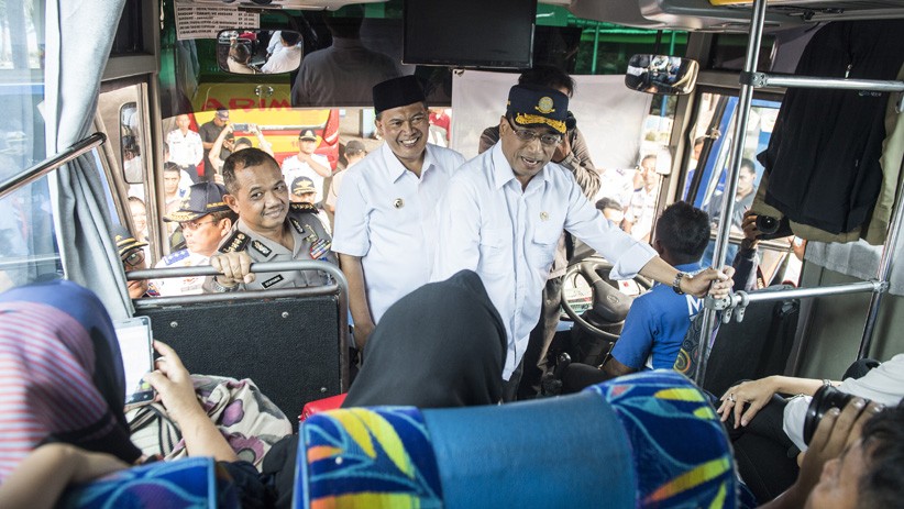 Cek Kendaraan Angkutan Lebaran, Menhub Masuk Kolong Bus - Bagian 3