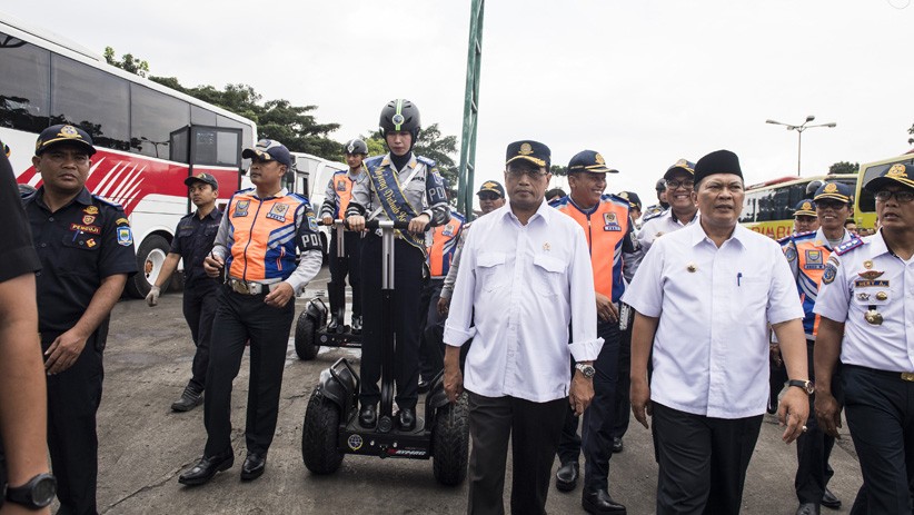 Cek Kendaraan Angkutan Lebaran, Menhub Masuk Kolong Bus - Bagian 4