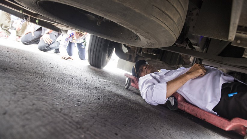Cek Kendaraan Angkutan Lebaran, Menhub Masuk Kolong Bus - Bagian 1