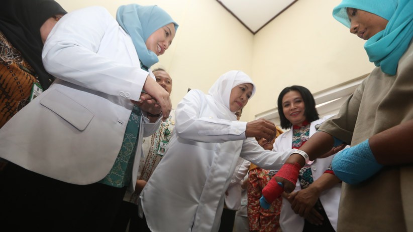 Khofifah Kunjungi Perempuan Pengidap Gangguan Jiwa Pemakan Jari Sendiri