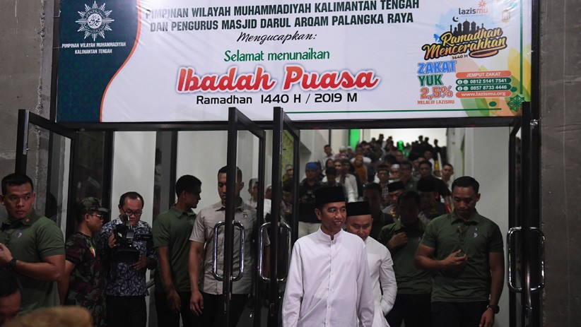 Usai Survei Lokasi Ibu Kota Baru, Jokowi Salat Tarawih di Masjid Palangka Raya - Bagian 3